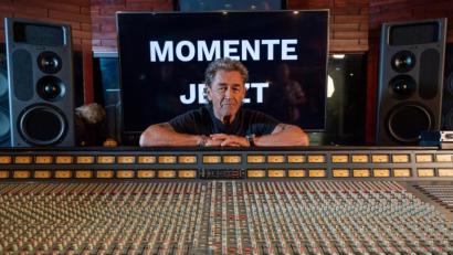 Bild: Peter Kneffel
Peter Maffay lächelt, hinter dem Mischpult stehend und vor einer Wand, auf der "Momente Jetzt" zu sehen ist. Foto: Peter Kneffel/Archiv