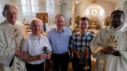 Bild: le
Mit einem Festgottesdienst erfreuen am Kirchweihsonntag Musiker den nigerianischen Pfarrer, der für Pfarrer Max Früchtl die Urlaubsvertretung hatte. Von links: Pater Leo, Willibald Wirth, Harald Bäumler, Andreas Bäumler und Pfarrer Temple.
