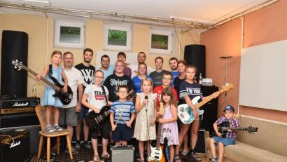 Bild: fjo
Mit Vorsitzendem Hannes Gilch (Siebter von rechts) kümmert sich eine große Crew um das Interesse des Nachwuchses an Musik und Gesang.