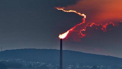Bild: Wolfgang Weigl
Schaurig-schönes Himmelsspektakel: Nach dem Gewitter in Amberg sieht es aus, als würde der alte Kamin der Kokerei der Luitpoldhütte wieder Feuer spucken.
