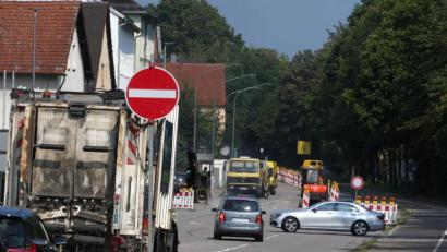 Bild: Petra Hartl
Autofahrer, die am Dienstag stadtauswärts in die Sulzbacher Straße einbogen, mussten wieder umkehren. Die Fahrbahn ist hier bis Ende Oktober auf eine Spur verengt.