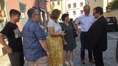 Bild: jzk
„Ich habe mich in Kemnath sehr wohl gefühlt“, versicherte Stadtpfarrer Konrad Amschl (rechts) allen, die sich von ihm verabschiedeten.