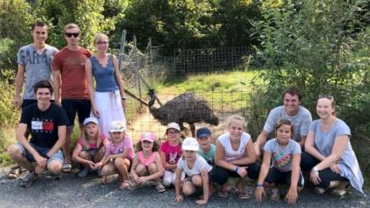 Bild: fsb
Die Mädchen und Jungen mit den Etzenrichter Kirwaleit' unter Leitung von Lena Roth (hinten, Dritte von links) vor dem Emu-Gehege.