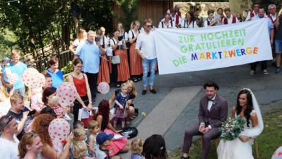 Bild: weu
Die Kleinen des Kindergartens „Marktzwerge“ überraschten das Brautpaar mit ihrem Auftritt. Die Gleiritscher Blaskapelle spielte ein Ständchen.