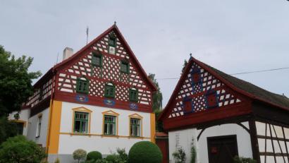 Bild: Pavel Vlach/Creative Commons 
Im Dorf Doubrava, bekannt für sein Egerländer Fachwerk, endete die Flucht der Familie.