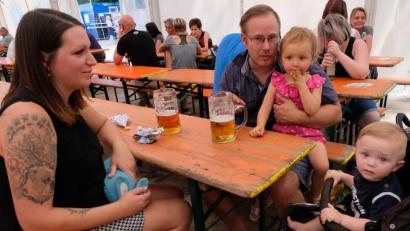 Bild: lehner
Jung und Alt haben beim Familiennachmittag am Sonntag im Festzelt eine angenehme Unterhaltung.