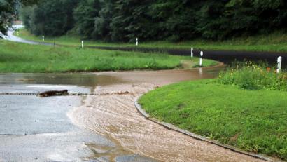 Bild: jma
Das Wasser schießt vom Torgrangen über die Stegenthumbacher Straße