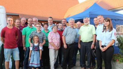 Bild: Susanne Forster
Jubilar Ludwig Gradl mit Ehefrau Maria (vorne, Mitte), seinen Enkelkindern Philipp (links), Dominik und Emma (vorne) sowie Bürgermeister Josef Schmidkonz (Vierter von rechts) und den Gratulanten.