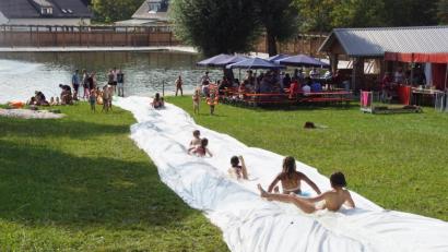 Bild: mmj
Am meisten beansprucht war beim Familiennachmittag am Moorbadgelände die von Feuerwehrleuten aufgebaute Wasserrutsche.