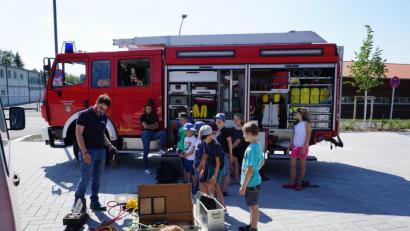 Bild: Freiwillige Feuerwehr Tirschenreuth/exb
Ein abwechslungsreiches Programm hatten die Mitglieder der Feuerwehr für ihre jungen Besucher ausgearbeitet. Natürlich durfte der Blick in den Feuerwehrwagen nicht fehlen
