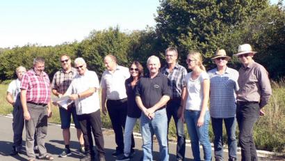 Bild: lep
Beim Open-Air-Termin in Thurndorf machen sich der Bauausschuss sowie Vertreter vom Landratsamt ein Bild von der Sachlage. Thema sind Bauvoranfragen.