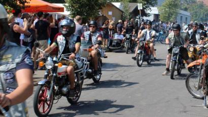 Bild: att
Die gemeinsame Ausfahrt von rund 150 Zweiradfahrern war der absolute Höhepunkt. Die knatternden und qualmenden Maschinen waren ein echter Hingucker.