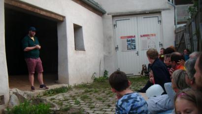 Bild: ads
Mitarbeiter Johannes Pirner vom Landesbund für Vogelschutz führt die Besuchergruppe aus Schnaittenbach durch das Fledermaushaus in Hohenburg, wo der nächtliche Ausflug der Fledermäuse zur Futtersuche ein beeindruckendes Szenario bietet.