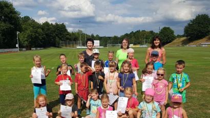 Bild: ibj
Einen kurzweiligen Nachmittag erleben die Kinder beim Ferienprogramm des SV Hahnbach mit dem Team um Organisatorin Claudia Graf (hinten Mitte).
