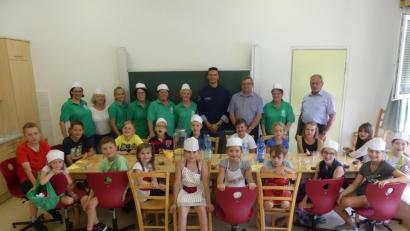 Bild: rn
Mit Adriano Colella (Mitte) erleben die Kinder eine Kochstunde.