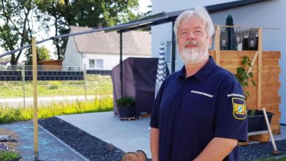 Bild: jak
Stefan Zrenner (61) in seinem Garten in Etzenricht, wo er seit Dezember 2018 lebt. Er engagiert sich seit fast 25 Jahren ehrenamtlich in der Sicherheitswacht Weiden.