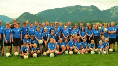 Bild: jml
Die Teilnehmer des BLSV-Sportcamps, hier einheitlich in ihren „Inzell 2019“ T-Shirts, erleben zusammen eine unvergessliche Woche im Schmuckkästchen des Bayerischen Sports.