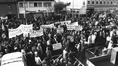 Bild: Otto Fürst/exb
Starkes zivilgesellschaftliches Engagement im Landkreis: Großdemonstration im Dezember 1980 in Mitterteich. Innerhalb weniger Wochen konnte eine Bürgerinitiative – ohne digitale Netzwerke – rund 6.000 Menschen aktivieren. Der Widerstand gegen „Atommüll im Grenzland“ blieb zwar erfolglos, intensiv genutzt wurden Meinungs- und Pressefreiheit, das Demonstrationsrecht und Versammlungsfreiheit. Man sollte diese Bürgerrechte stärker schätzen, sie seien beileibe keine Selbstverständlichkeit, meint Friedrich Wölfl.
