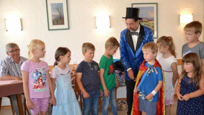 Bild: gi
Zauberer Franz aus Waldsassen begeisterte die Kinder beim Ferienprogramm-Beitrag der Moosbacher SPD.