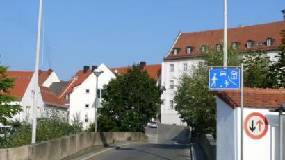 Bild: kgg
Die Brauhausstraße zwischen der Wondrebbrücke und der Einmündung in den Goetheplatz ist jetzt ein verkehrsberuhigter Bereich.