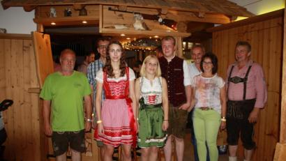 Bild: edo
Die Gewinner des diesjährigen "Sie-Er-Schießens" in Oberbibrach. Schützenmeister Günter König (links) und Vorsitzender Gerhard Thurn (rechts) gratulieren.