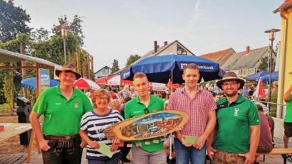 Bild: gz
Im Namen der Hubertusschützen gratulierten Schützenmeister Daniel Biermeier (li) und Stellvertreter Markus Werner (re) der Zweittplatzierten Franziska Eichermüller, dem Marktmeistser Andreas Sorgenfrei und dem Dritten Thomas Grießl (von links) zu ihren Erfolgen.