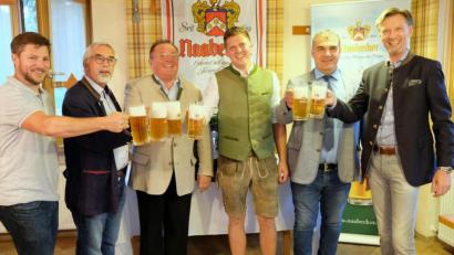 Bild: mab
Zweiter Bürgermeister Peter Neumeier, Bürgermeister Manfred Rodde, Festwirt Gerhard Böckl, Sebastian Ebnet, Michel Weiler von der Brauerei und Josef Ebnet (von links) stoßen auf ein zünftiges Kirchweihwochenende an.