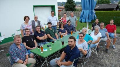 Bild: sm
Unter dem Motto "Wo drückt der Schuh" hatte CSU-Ortsvorsitzender Dominik Baschnagel (links) zu einem "Biergartengespräch" ins Altenstädter Schützenheim eingeladen.