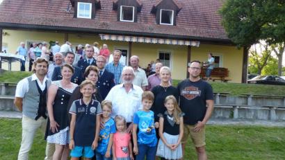 Bild: hme
Toni Kellermann (vorne, Mitte) hat am Dienstag im Kreis seiner Familie und mit vielen Vereinsvertretern vor "seinem" Sportheim in Neudorf 70. Geburtstag gefeiert.