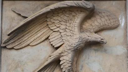 Bild: ü
Der Reichsadler am ehemaligen Verwaltungsgebäude der Kaserne Thurndorf erinnert noch an die militärische Nutzung.