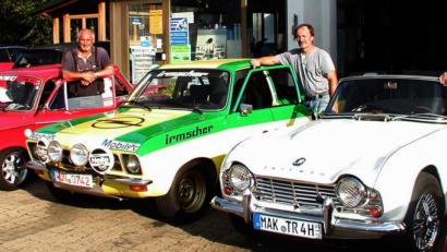 Bild: ld
Immer wieder treffen sich Oldtimer-Freunde bei Helmut Burner; derzeit auch, um die Autos für die Ausfahrt fit zu machen wie Manfred Köstler mit seinem blitzblank geputzten gelben Opel Ascona A oder Roland Herold mit seinem stolzen weißen Triumph 4. Links Fahrtleiter Helmut Burner mit seinem roten NSU Prinz.
