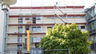 Bild: ubb
Größere Bauarbeiten laufen derzeit in einem Wohnbereich des Seniorenheims St. Martin. Für Unmut bei Franz Gmeiner sorgt vor allem ein Fallrohr, mit dem Bauschutt nach unten befördert wird.