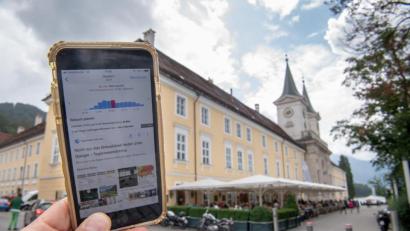 Archivbild: Peter Kneffel/dpa
Ein Smartphone mit Google-Anzeige vor dem Bräustüberl am Tegernsee.