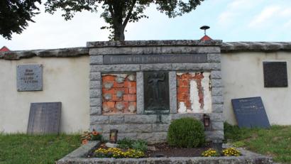 Bild: pko
Im Schwesterngrab haben sich Platten gelöst. Im Zuge der Restaurierung wird auch die Grabsteinwand neu gesetzt.