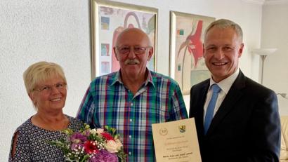Bild: Stefanie Gradl
Zweiter Bürgermeister Thorsten Grädler (rechts) überbringt Marianne und Adolf Lehner die Glückwünsche der Stadt Vilseck.