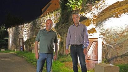 Bild: nm
Es war schon spät am Abend: Karl Schwanitz vom Bayernwerk (links) und Bürgermeister Thomas Meiler nahmen die Lichtimpressionen am Ortsplatz unter die Lupe.