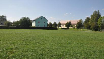 Bild: ws
Ein kleines Baugebiet mit vier Plätzen hatte die Stadt auf der Wiese nahe dem Fischhof vorgesehen. Doch die Landesplanung war damit nicht einverstanden. Durch eine "Baulandoffensive" wollte die Stadt auch der Regierung aufzeigen, wie dringend Bauflächen in Tirschenreuth benötigt werden.