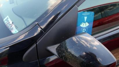 Bild: jrh
Laut Verkehrspolizei Weiden ist es zulässig, die Parkscheibe seitlich auszulegen: „Die Parkscheibe kann also vorne oder hinten, auf der dem Gehweg oder der Fahrbahn zugewandten Fahrzeugseite aufgelegt oder angebracht werden. Die Parkscheibe braucht bei Dunkelheit nicht beleuchtet sein, der Kontrollierende muss sie aber anleuchten können. Nachdem Parkscheiben wie Parkscheine zu behandeln sind, kann hier ein Beschluss des BayOBLG vom 31.07.1995 hilfsweise herangezogen werden, der besagt, dass dieser Verpflichtung auch z. B. durch Ablage auf der Abdeckplatte des Gepäckraums genügt werden kann. Dies gilt bei Parkscheinen auch dann, wenn der Parkschein den Aufdruck enthält: „Parkschein von außen gut sichtbar hinter die Windschutzscheibe legen“, da dieser Hinweis als Anregung, Bitte oder Empfehlung und nicht als bindende Anordnung zu werten ist", stellt Dienststellenleiter Werner Ochantel richtig.