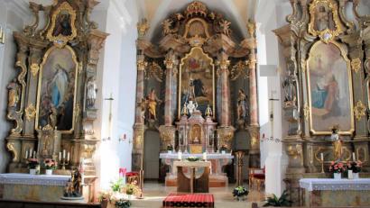 Bild: sche
Die St.-Ägidius-Kirche in Aschach: in der Mitte der Hochaltar mit dem Bild des heiligen Ägidius und den beiden Seitenaltären.