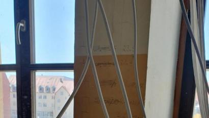 Bild: Polizei
Die städtische Wirtschaftsschule in Amberg wird saniert. Unbekannte Täter brachen nun in den Baustellenbereich ein. Die Arbeiten werden dadurch stark verzögert - und teurer.
