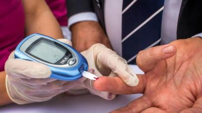 Bild: Jens Büttner/dpa
Regelmäßige Blutzuckertests sind ratsam: Fahren Diabetiker mit akutem Unterzucker Auto und verursachen einen Unfall, können sie unter Umständen zur Rechenschaft gezogen werden.
