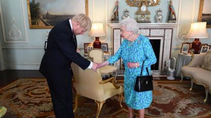 Bild: Victoria Jones/PA Wire/dpa
Königin Elizabeth II. von Großbritannien begrüßt im Juli 2019 Boris Johnson bei dessen Ankunft am Buckingham-Palast, wo die Queen Johnson zum neuen Premierminister Großbritanniens ernannt hat.