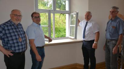 Bild: jr
Pfarrer Anton Witt, Kirchenpfleger Wolfgang Kreger, Bürgermeister Johann Burger und Gemeinderat Alois Männer (von links) informierten über den Austausch der Fenster im Pfarr- und Jugendheim Leonberg.