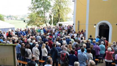 Bild: swo
So gut gefüllt und bis auf den letzten Platz besetzt dürfte der Mausberg in und vor der Kirche auch am kommenden Sonntag sein, wenn Bischof Dr. Rudolf Voderholzer die Festwoche um 10 Uhr eröffnet.