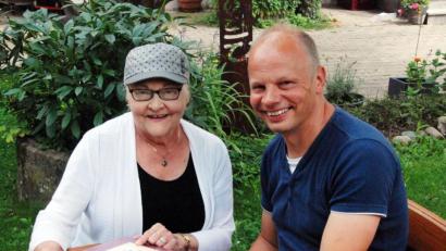 Bild: Portner
Es ist das zweite Treffen von Alois Gillitzer junior mit Joan Theresa Jones aus Buffalo/New York. Die Cousine seines Vaters überreicht ihm ein Album mit Fotos und Dokumenten aus der gemeinsamen Familiengeschichte.