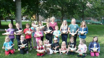 Bild: amö
Eine hübsche Deko für Garten und Haus: Die Kinder setzten aus Holzteilen Gänsefiguren zusammen und bemalten sie.