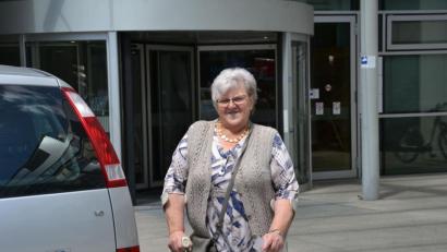 Bild: Lowak
Angela Erfurt (71) ist gehbehindert und auf Krücken angewiesen.