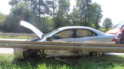 Bild: exb/Polizeiinspektion Schwandorf
Beide Insassen des Honda - ein 26-Jähriger und seine 22 Jahre alte, schwangere Beifahrerin - wurden bei dem Unfall leicht verletzt und ins Krankenhaus gebracht.