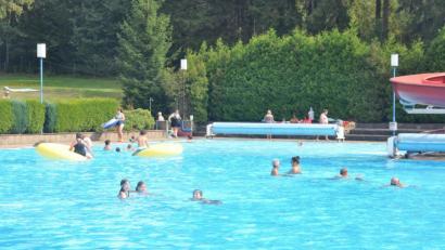 Bild: ws
An diesem Sonntag endet die Saison im Waldfreibad Altglashütte. Im Zusammenhang mit dem „1. Europäischen Naturverständniszentrum“ auf der Silberhütte sieht Alfred Stier eine Chance, das Bad zu sanieren und so langfristig zu erhalten. Eine Machbarkeitsstudie soll die Möglichkeiten aufzeigen. Im Januar soll das Papier vorliegen. Dann würden Zuschussanträge und konkrete Pläne folgen. Deshalb erklärten sich der Förderkreis und seine Helfer bereit, auch 2020 einen Badebetrieb zu sichern.