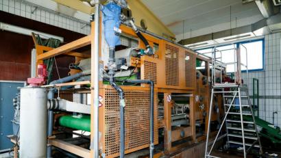 Bild: Hösamer
Die Siebbandpresse für Klärschlamm an der Schwandorf-Wackersdorfer Anlage soll ersetzt werden. Kosten: 450000 Euro.